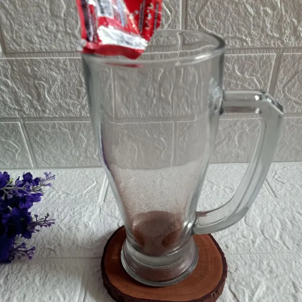 Tuang kopi instan bersamaan air hangat.