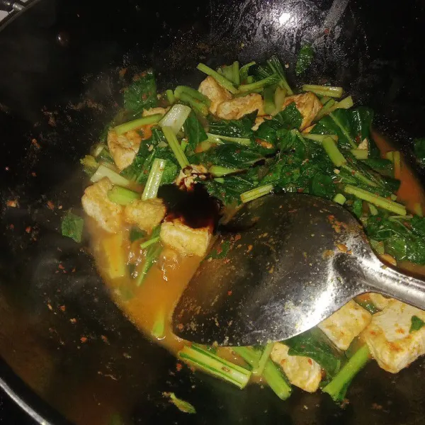 Aduk rata semua bahan, tambahkan garam, kaldu jamur dan saus tiram.