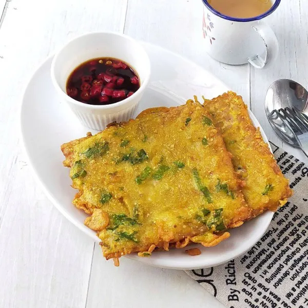 Campur semua bahan sambal kecap menjadi satu, sajikan mendoan bersama dengan sambal kecap.