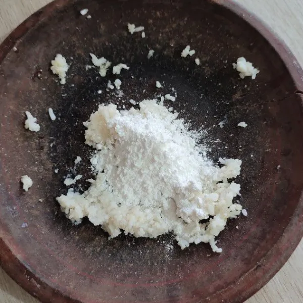 Masukkan tepung tapioka.