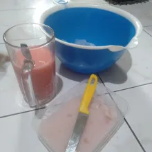 Masukkan es batu secukupnya lalu tambahkan potongan jelly di atasnya.