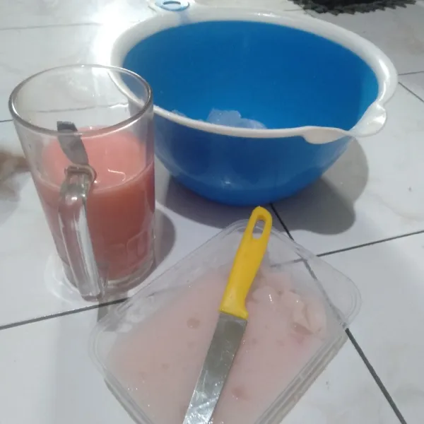 Masukkan es batu secukupnya lalu tambahkan potongan jelly di atasnya.