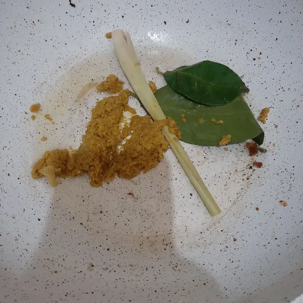 Tumis bumbu halus bersama sereh dan daun salam.