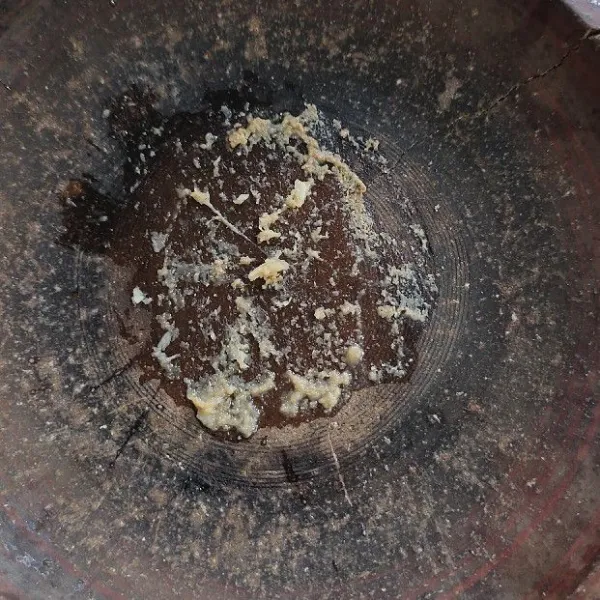 Haluskan dengan ulekan.