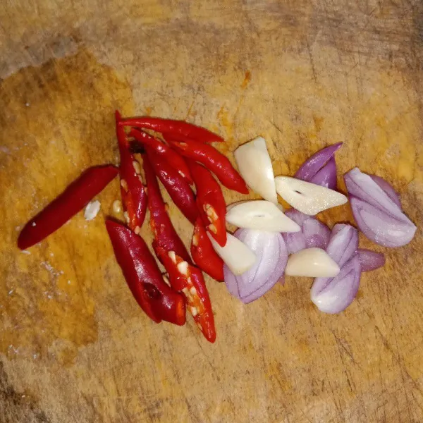 Iris bawang dan cabai.