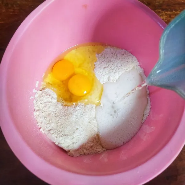 Masukkan terigu, gula pasir, vanili bubuk, telur dan sprite dalam wadah, lalu kocok sampai tercampur rata.