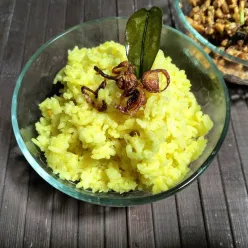 Nasi Kuning Daun Jeruk