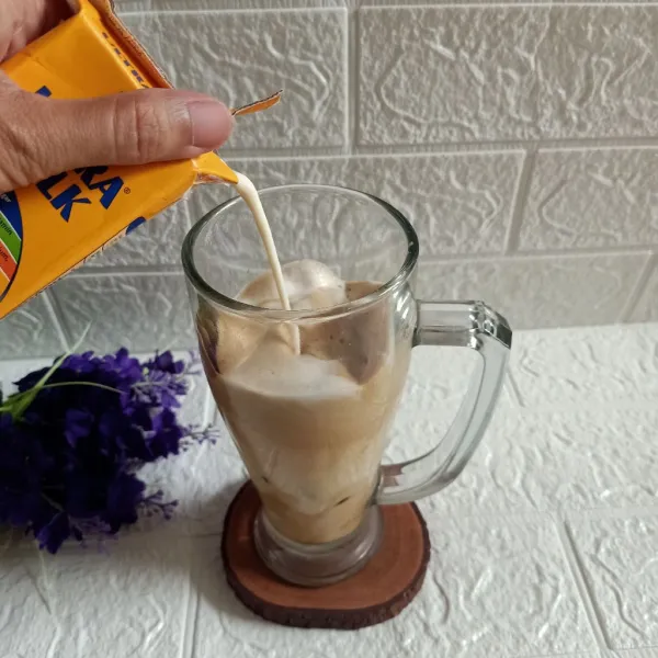 Tuang susu uht sampai habis.