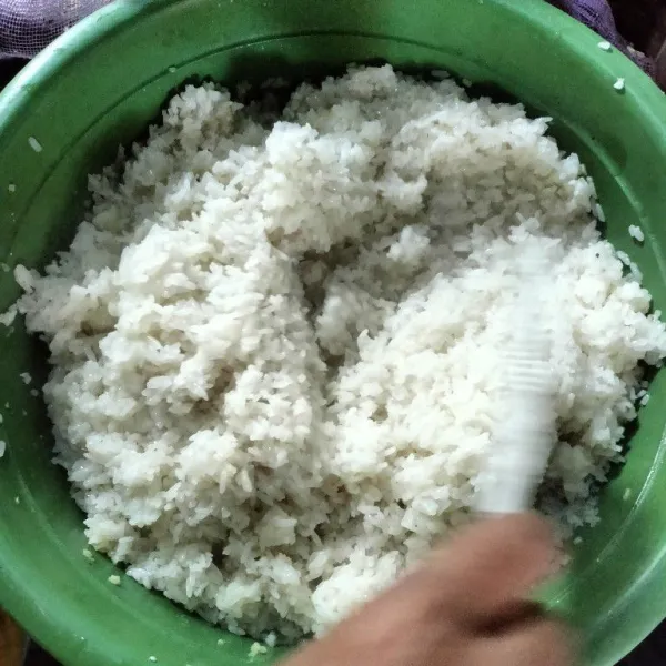 Campur beras ketan dengan bumbu. Lalu kukus kembali hingga benar benar matang. Angkat.