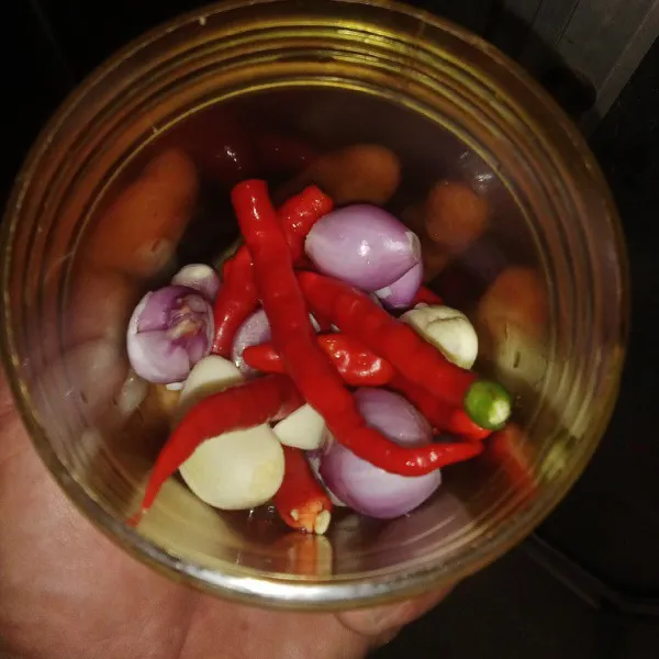 Blender semua bahan halus.