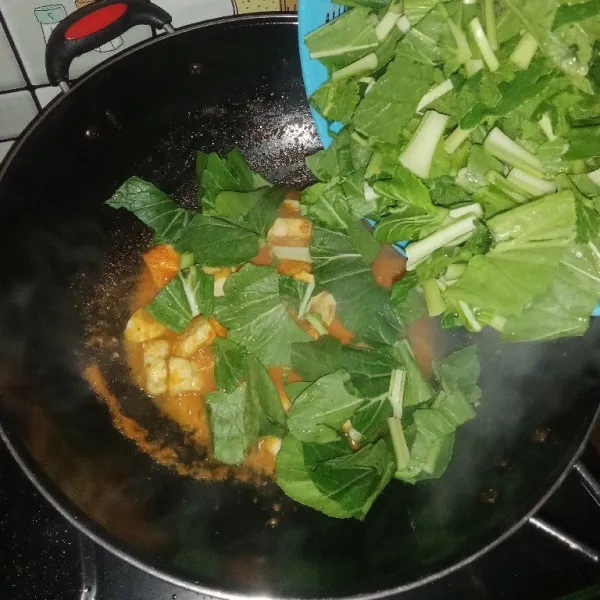 Selanjutnya tambahkan sayur pangsit.