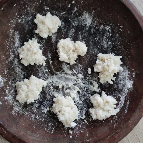 Aduk rata, bagi adonan cireng jadi beberapa bagian.