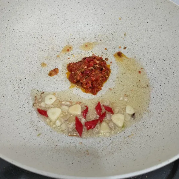 Tumis bawang merah, bawang putih, dan cabai merah sebentar, lalu masukkan cabai halus.