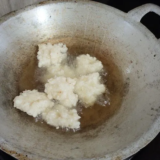 Goreng 2 sisi sampai luarnya terasa garing.