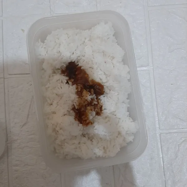 Campurkan nasi dengan bumbu nasi uduk instan lalu aduk rata.