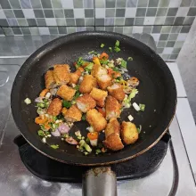 Masukkan nuget yang sudah di goreng dan dipotong kecil. Aduk rata.