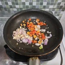 Masukkan cabe rawit, tumis hingga layu.