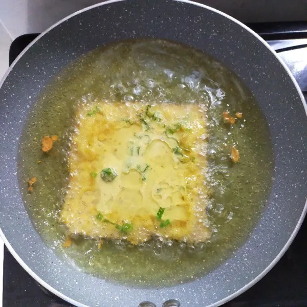 Panaskan minyak, kemudian masukkan tempe.