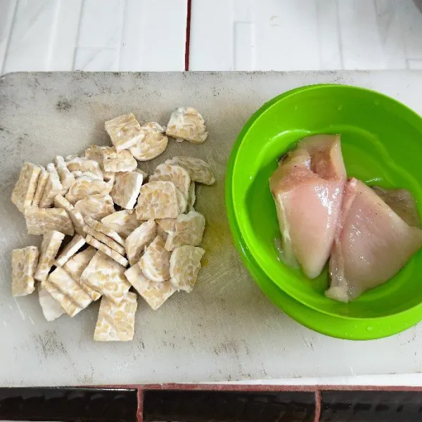 Marinasi ayam dengan garam dan kaldu bubuk secukupnya selama 15 menit, iris tempe.