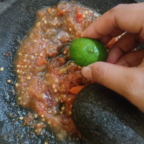 Masukkan perasaan jeruk nipis, tes rasa.
