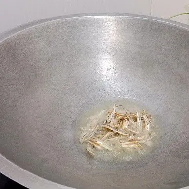 Goreng ikan teri hingga matang dan garing.