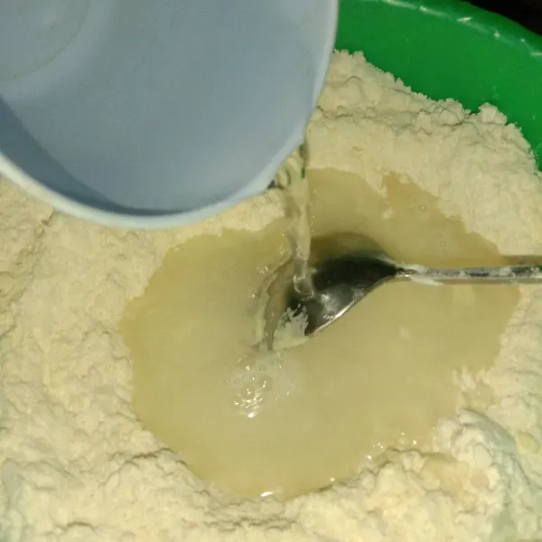 Tuang air sedikit demi sedikit sampai menghasilkan kekentalan yang diinginkan (adonan agak sedikit kental).