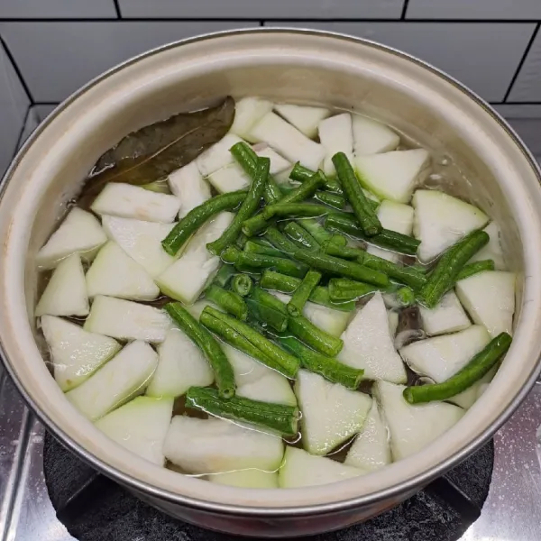 Masukkan kacang panjang dan labu air.