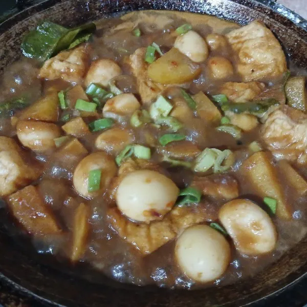 Aduk rata, koreksi rasa. Tambahkan daun bawang. Masak hingga daun bawang layu. Angkat dan hidangkan.