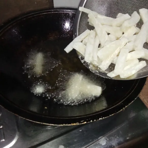 Panaskan minyak dan goreng adonan hingga crispy.