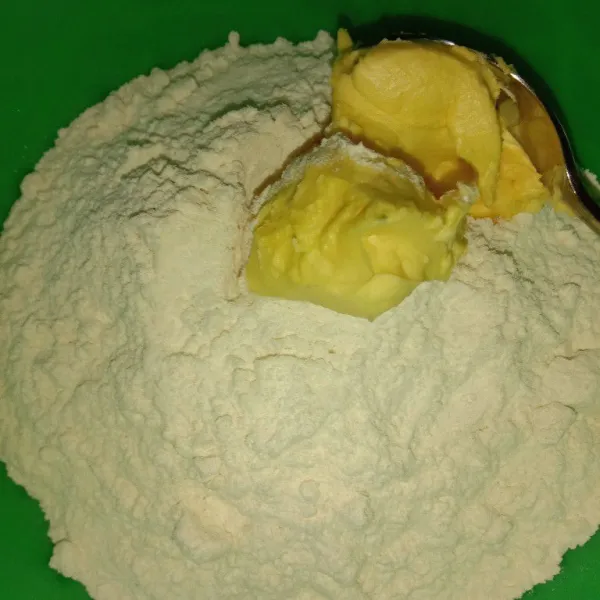 Dalam wadah campur tepung terigu dan margarine, aduk-aduk sampai tercampur rata.