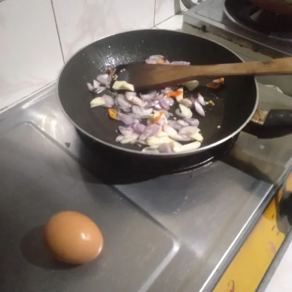Tambahkan telur lalu orak-arik dan aduk rata.