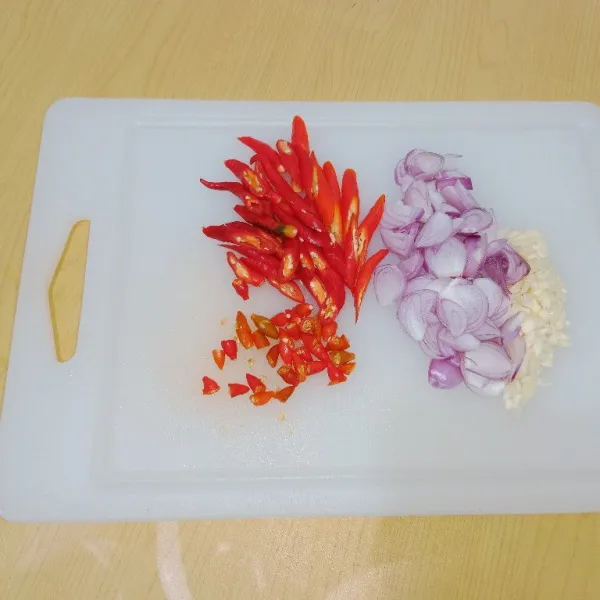 Diiris tipis bawang merah, bawang putih, cabai merah dan cabai rawit.