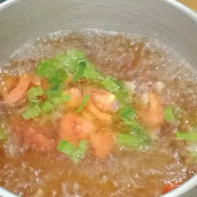 Tambahkan kecap manis, garam, seledri dan daun bawang.