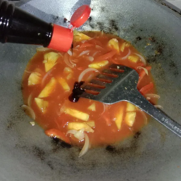 Masukkan saos tomat, saos sambal, saos tiram dan lada bubuk aduk hingga rata.