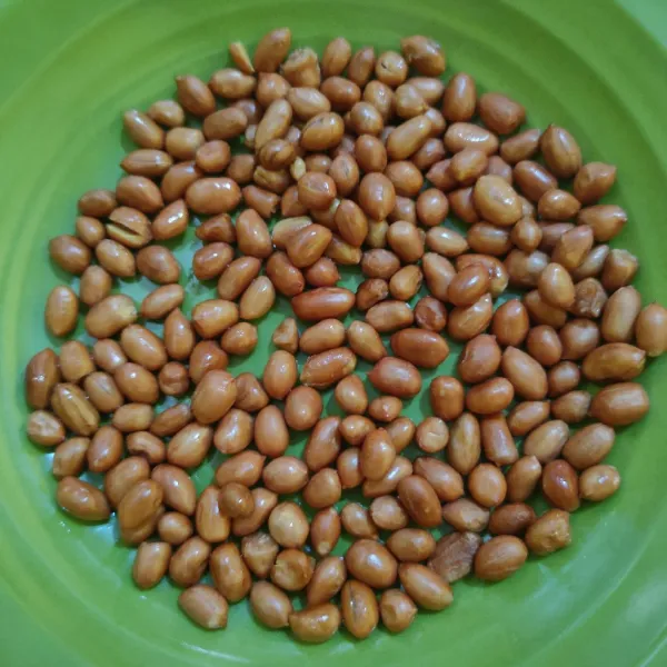 Siapkan kacang tanah goreng.