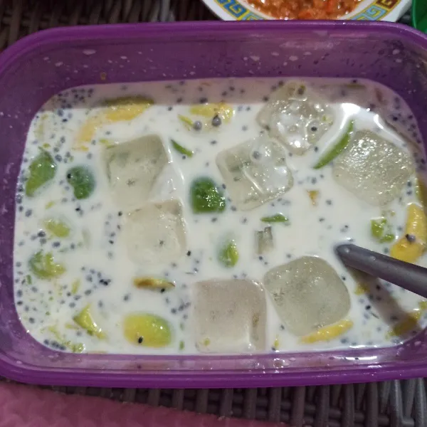 Beri es batu, aduk. Sajikan.