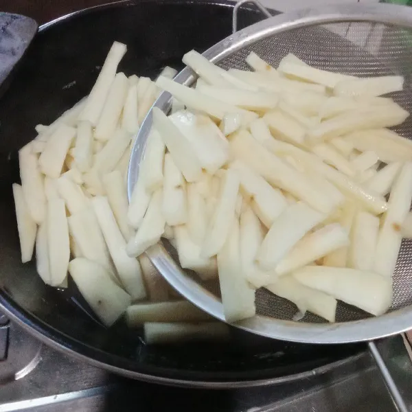 Setelah ubi empuk, angkat dan tiriskan.