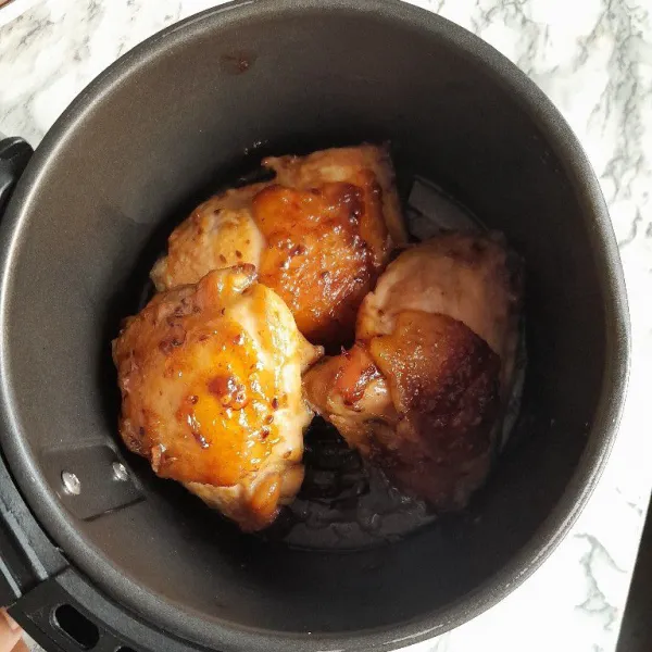 Panggang ayam dengan air fryer atau oven hingga kecoklatan sambil sesekali dioles sisa bumbu marinasi, sajikan hangat.