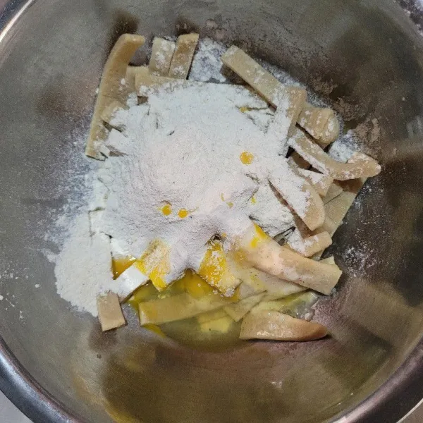 Campurkan tepung terigu, tepung maizena, dan telur, beri sedikit garam dan lada bubuk.