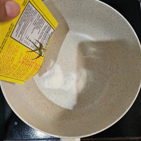 Masukkan agar-agar bubuk ke dalam milk pan.