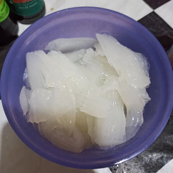 Campur bahan jelly kelapa masak hingga mendidih, buang uapnya. Tuang ke wadah hingga set dan mengeras. Lalu kerok, sisihkan.