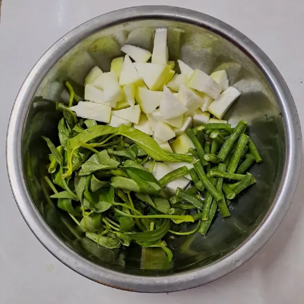 Siapkan bahan isian. Kupas kulit dan potong labu air sesuai selera.