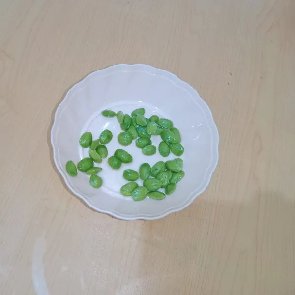 Kupas kulit pete lalu cuci bersih.