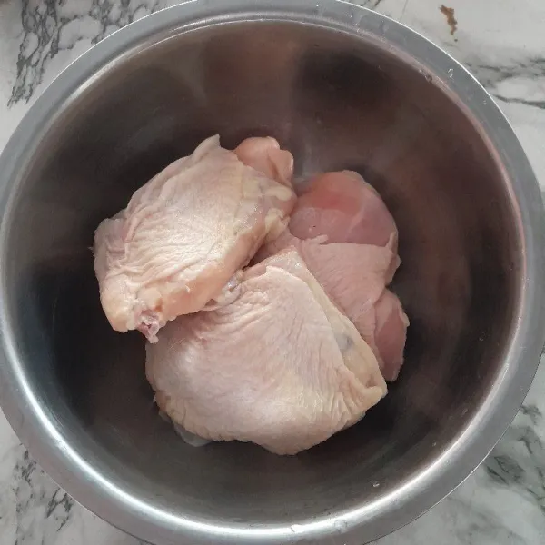 Siapkan ayam, cuci bersih dan tiriskan.