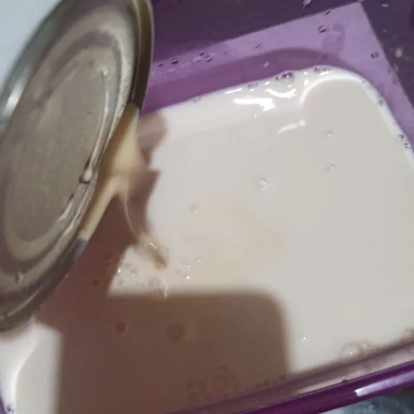 Campur susu evaporasi, kental manis, susu cair. Beri air hingga kemanisannya disesuaikan.