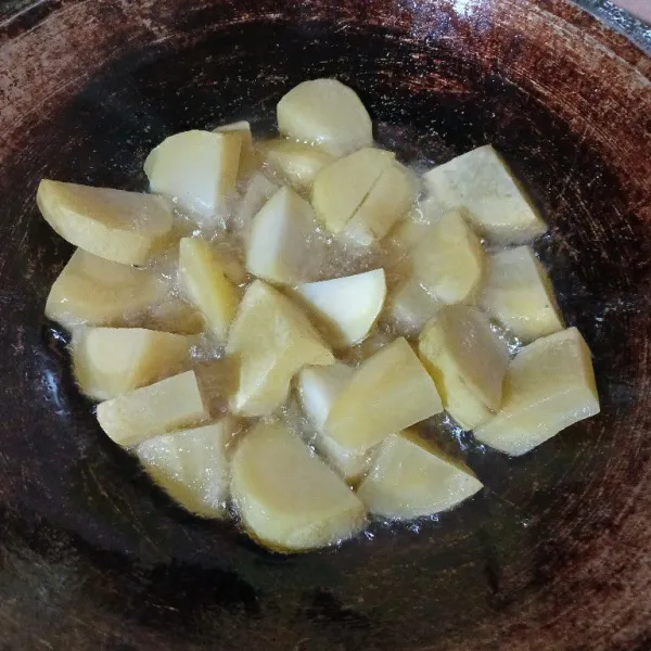 Goreng kentang setengah matang, angkat dan tiriskan.