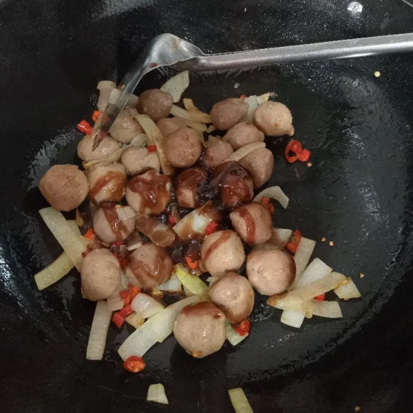 Setelah harum, masukkan bakso dan tambahkan saus tiram.