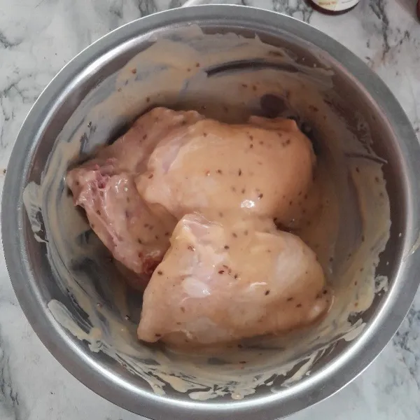 Koreksi rasa, diamkan ayam selama 15 menit.