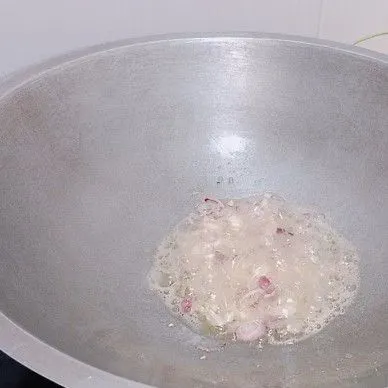 Tumis bawang merah dan bawang putih hingga harum.