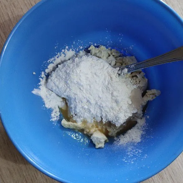 Masukkan telur, tepung terigu, tepung tapioka dan baking powder